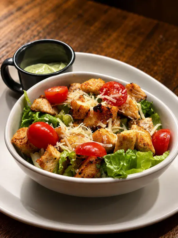 Salada Caesar com croutons e tomate-cereja do menu degustação da Casa Verdan, em Canela
