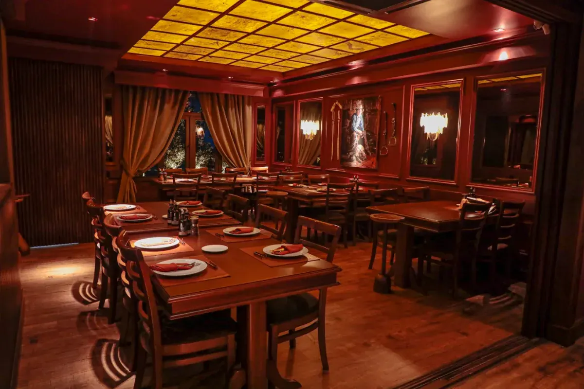 Salão da Churrascaria Chama de Fogo, na Av. Borges de Medeiros, em Gramado