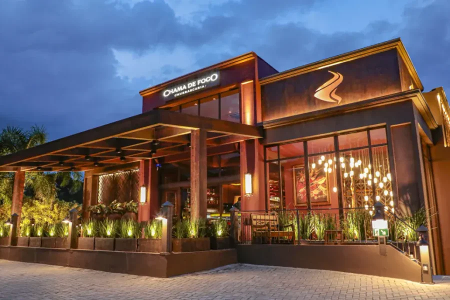 Fachada iluminada da Churrascaria Chama de Fogo, na Av. Borges de Medeiros, em Gramado