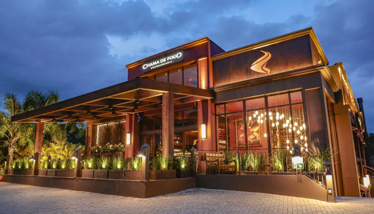 Fachada iluminada da Churrascaria Chama de Fogo, na Av. Borges de Medeiros, em Gramado