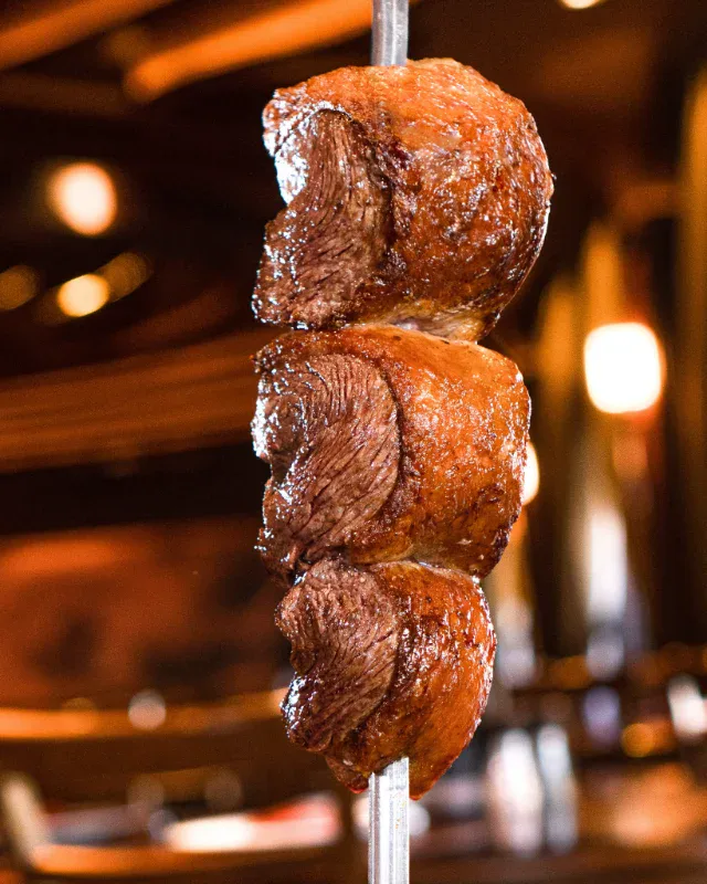 Espeto de picanha assada na brasa no rodízio da Churrascaria Chama de Fogo Gramado