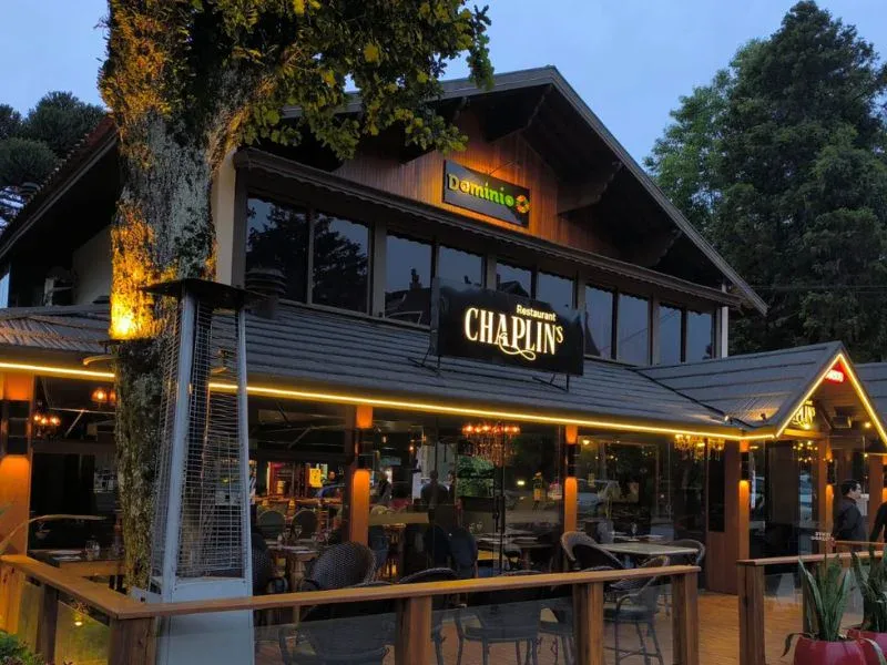 Fachada iluminada do Restaurante Chaplin's, na Av. das Hortênsias, em Gramado