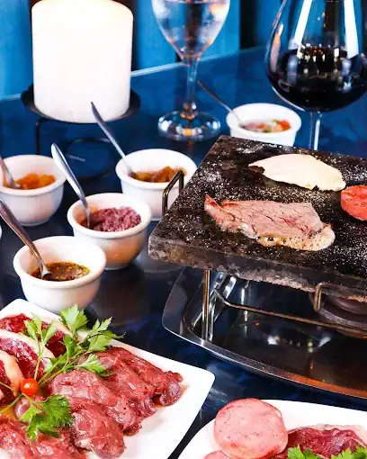 Filé mignon e picanha na pedra quente da sequência de fondue do Chaplins, em Gramado