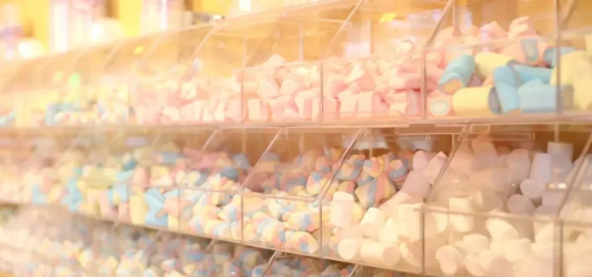 Prateleiras de marshmallows coloridos na loja da Fabulosa Máquina de Doces, no centro de Gramado