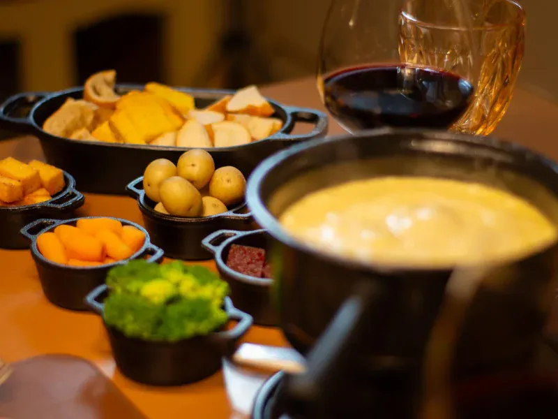 Fondue de queijo com batatas, brócolis e acompanhamentos no restaurante do Chocoland, em Gramado