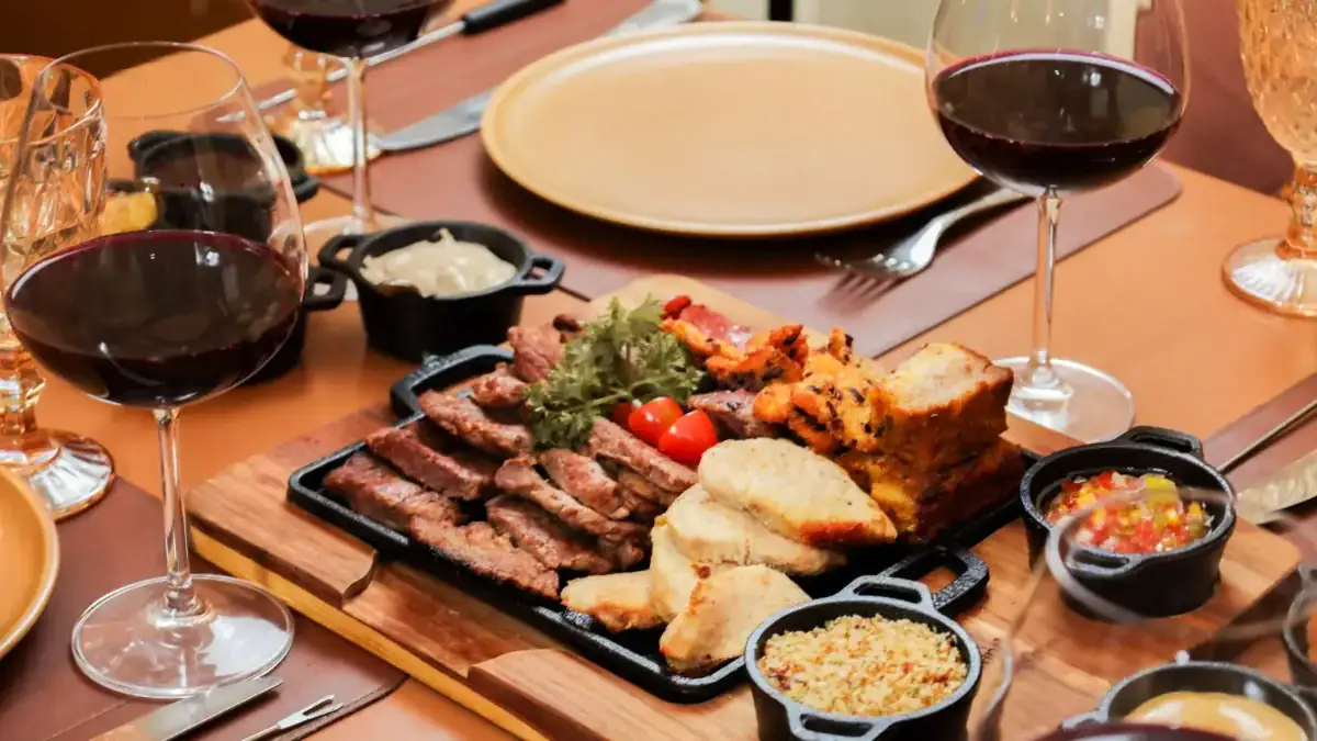 Carnes grelhadas servidas na lâmina quente com molhos no fondue do Chocoland, em Gramado