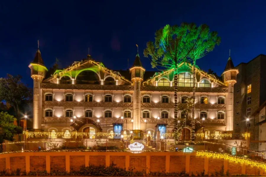 Fachada iluminada em estilo castelo do Chocoland Hotel, na Av. Borges de Medeiros, em Gramado