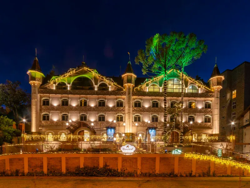 Fachada iluminada em estilo castelo do Chocoland Hotel, na Av. Borges de Medeiros, em Gramado