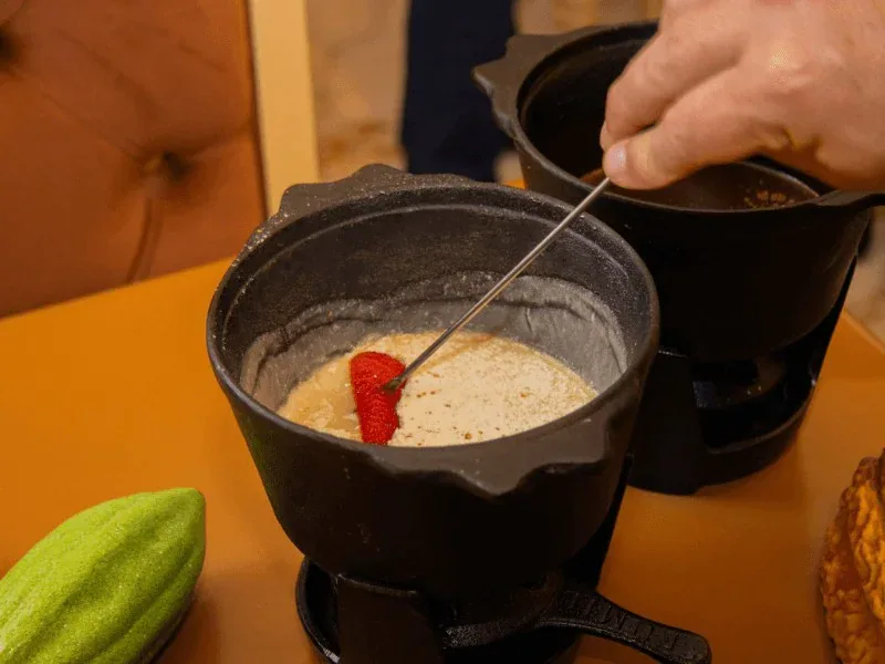 Morango mergulhado no fondue de chocolate branco do Chocoland, em Gramado