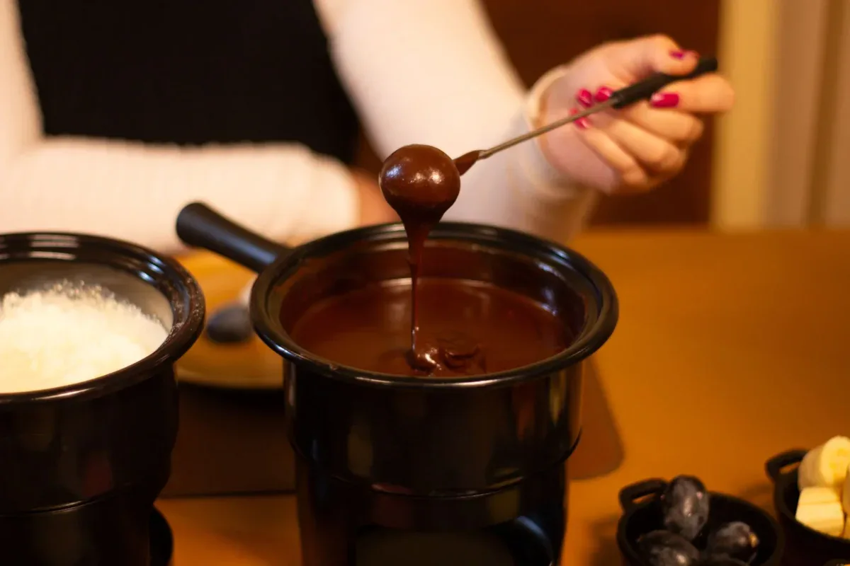 Fruta coberta de chocolate no fondue de chocolate do Chocoland, em Gramado