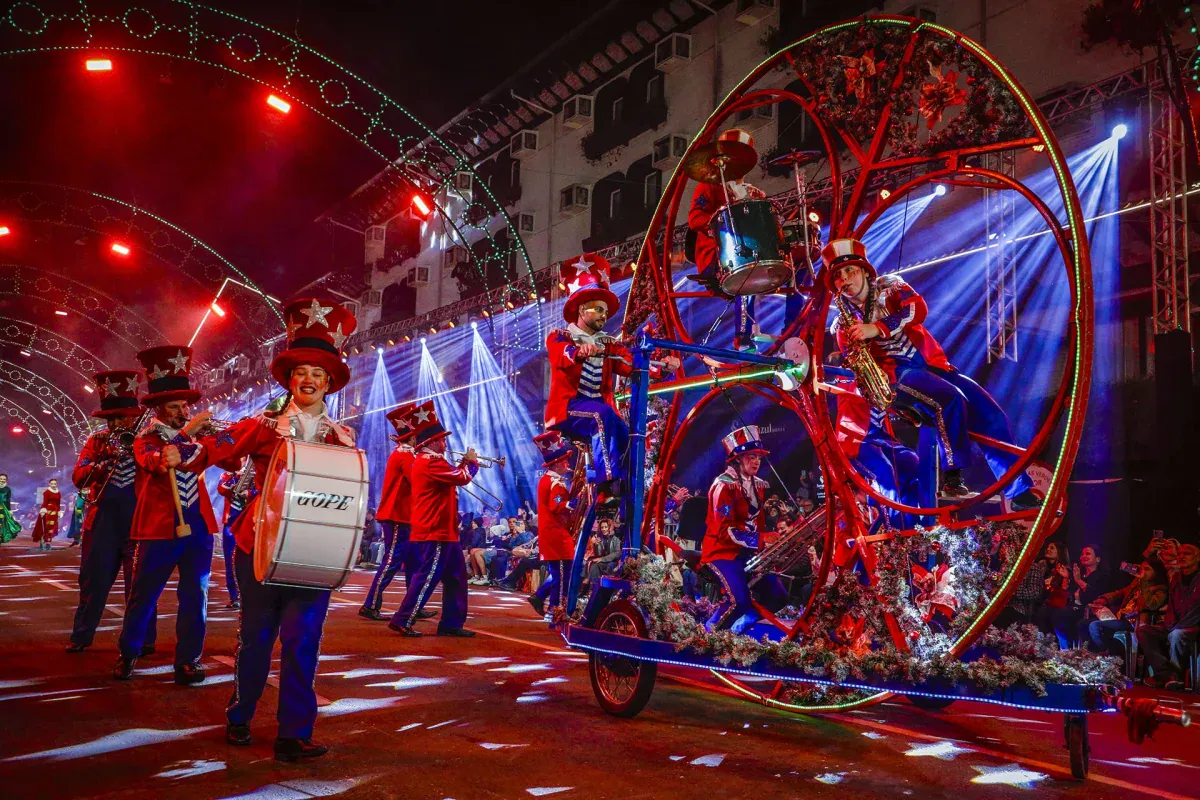 Banda de soldadinhos e carro alegórico com roda gigante no Grande Desfile de Natal, em Gramado
