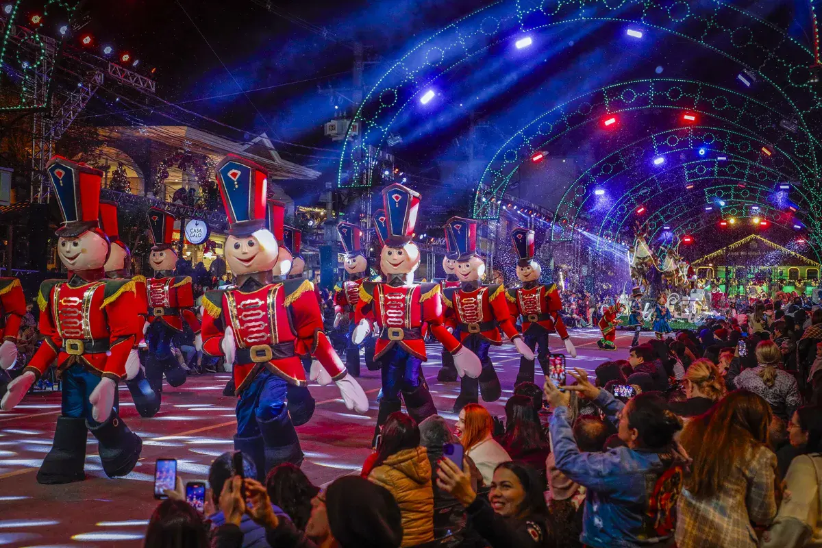 Apresentação do Grande Desfile de Natal no Expogramado, em Gramado