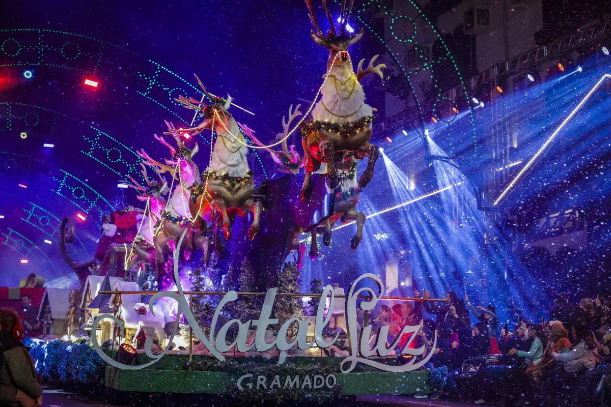 Carro alegórico com renas e o trenó do Papai Noel no Grande Desfile de Natal, em Gramado