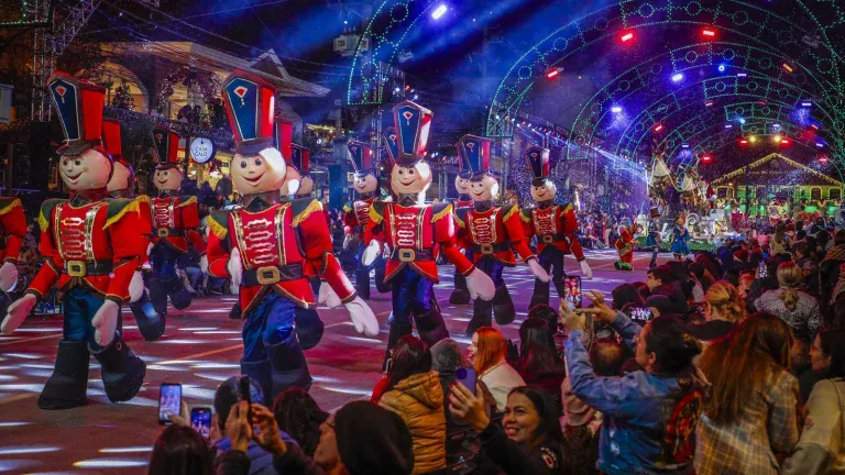 Soldadinhos de brinquedo gigantes desfilando entre o público no Grande Desfile de Natal, em Gramado