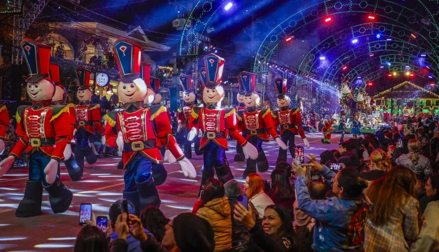 Soldadinhos de brinquedo gigantes desfilando entre o público no Grande Desfile de Natal, em Gramado