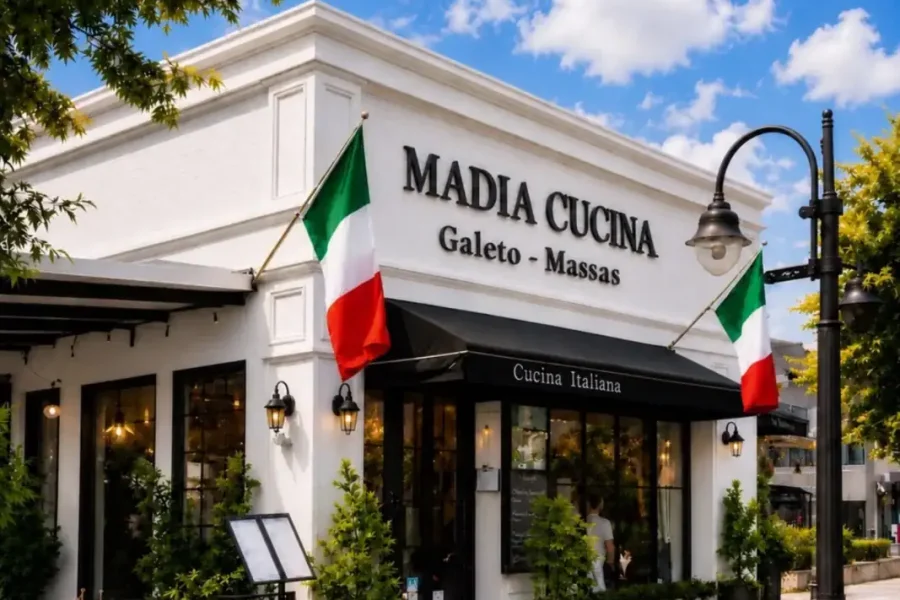 Fachada branca do Madia Cucina, restaurante de galeto e massas na Av. Borges de Medeiros, em Gramado