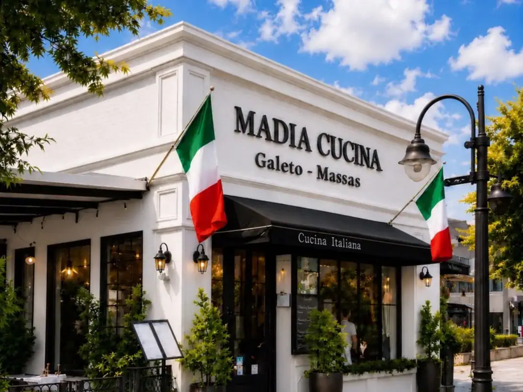 Fachada branca do Madia Cucina, restaurante de galeto e massas na Av. Borges de Medeiros, em Gramado