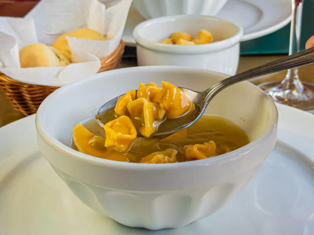 Sopa de capeletti servida na entrada da sequência do Madia Cucina Gramado