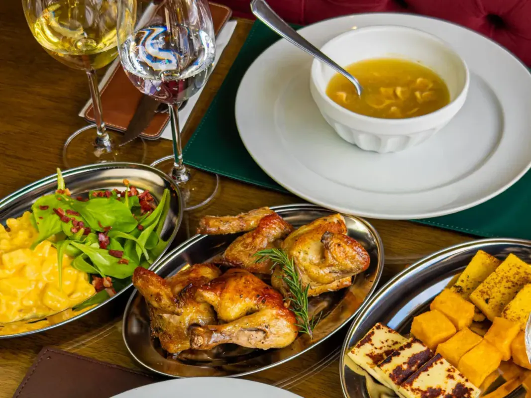 Galeto al primo canto, salada de radicci, massa e polenta frita da sequência do Madia Cucina Gramado