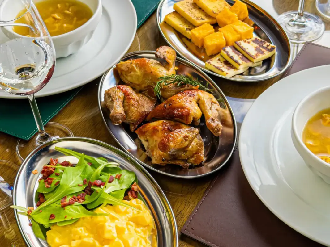Galeto assado, queijo coalho e polenta frita servidos na sequência do Madia Cucina Gramado