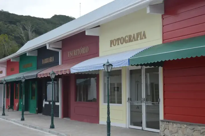 Fachadas coloridas de barbearia, escritório e fotografia na vila anos 1930 do Model A Village, em Nova Petrópolis