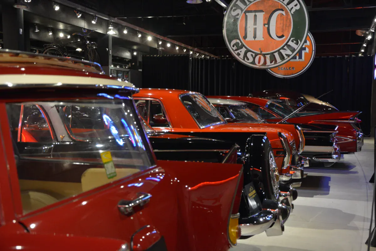 Fila de carros americanos vermelhos dos anos 50 e 60 no Museu do Automóvel de Canela