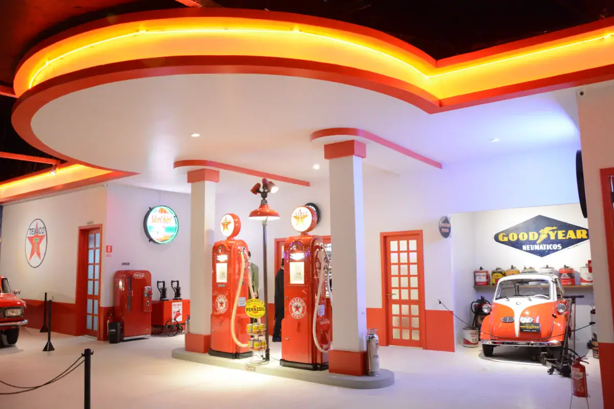 Posto de gasolina retrô com bombas Texaco vermelhas e um Romi-Isetta no Museu do Automóvel de Canela