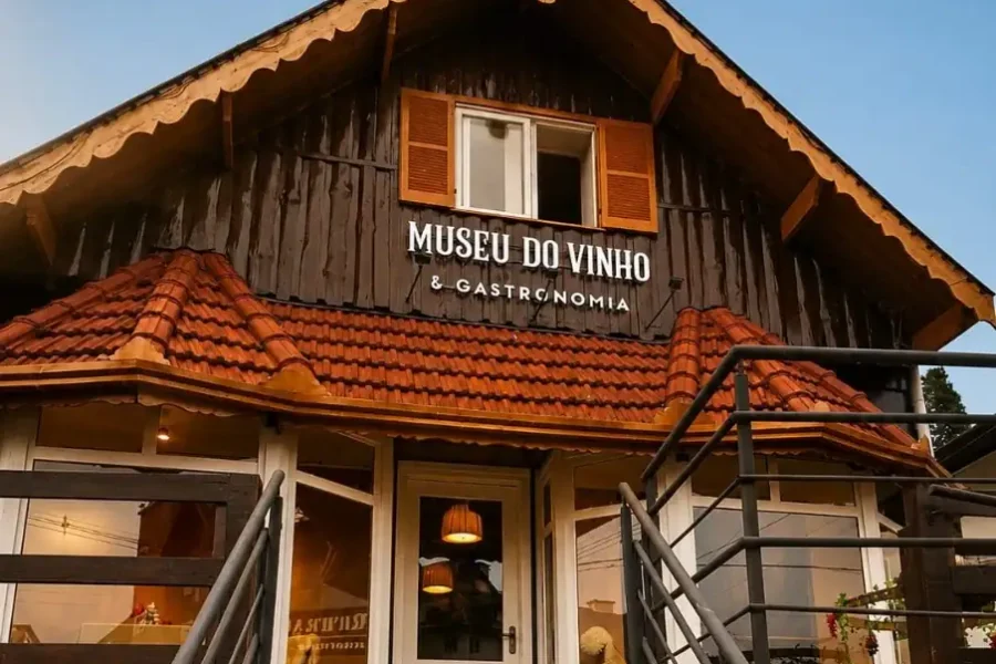 Fachada em estilo chalé do Museu do Vinho & Gastronomia, no centro de Gramado
