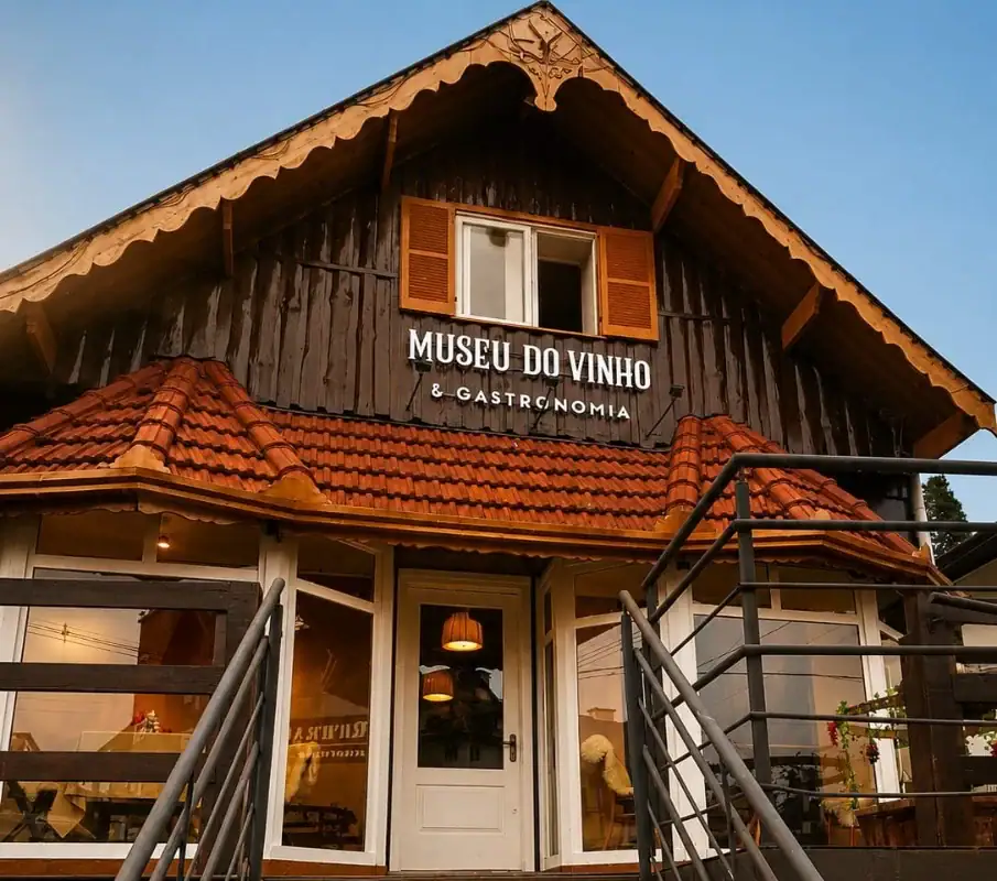 Fachada em estilo chalé do Museu do Vinho & Gastronomia, no centro de Gramado