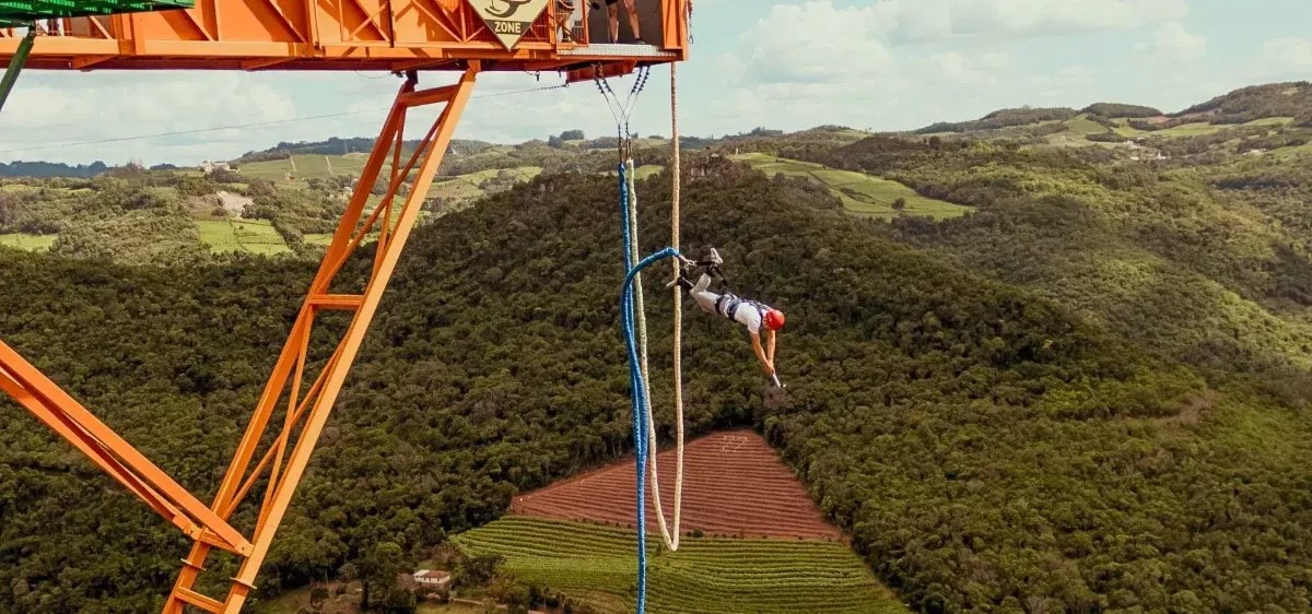 Salto de bungee jump na plataforma do Parque Gasper, com vista para os vales de Bento Gonçalves