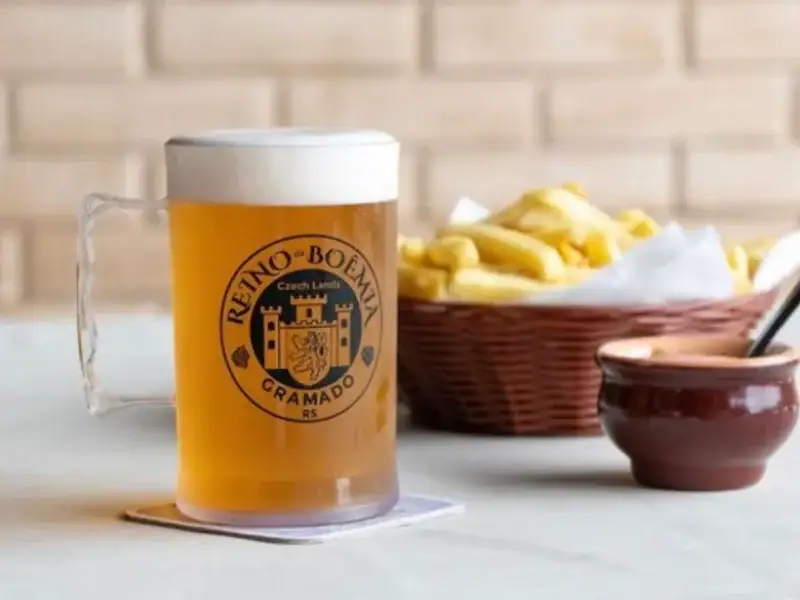 Caneca de chopp com batatas fritas no Reino da Boêmia, em Gramado