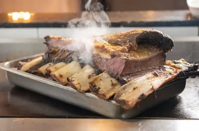 Costelão assado servido no almoço buffet do Reino da Boêmia, em Gramado