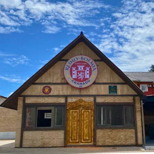 Fachada do Reino da Boêmia, em Gramado, com telhado pontiagudo e brasão do castelo boêmio