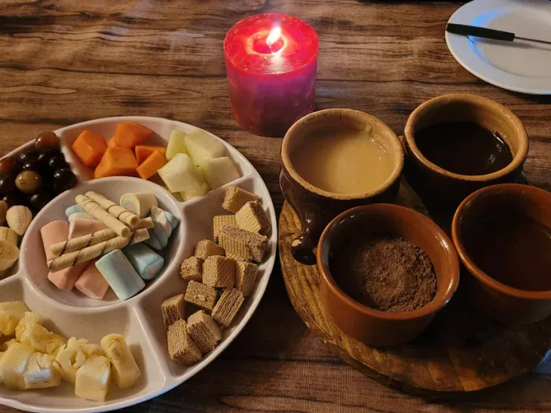 Fondue de chocolate com frutas, marshmallows e wafers à luz de vela no Reino da Boêmia, em Gramado