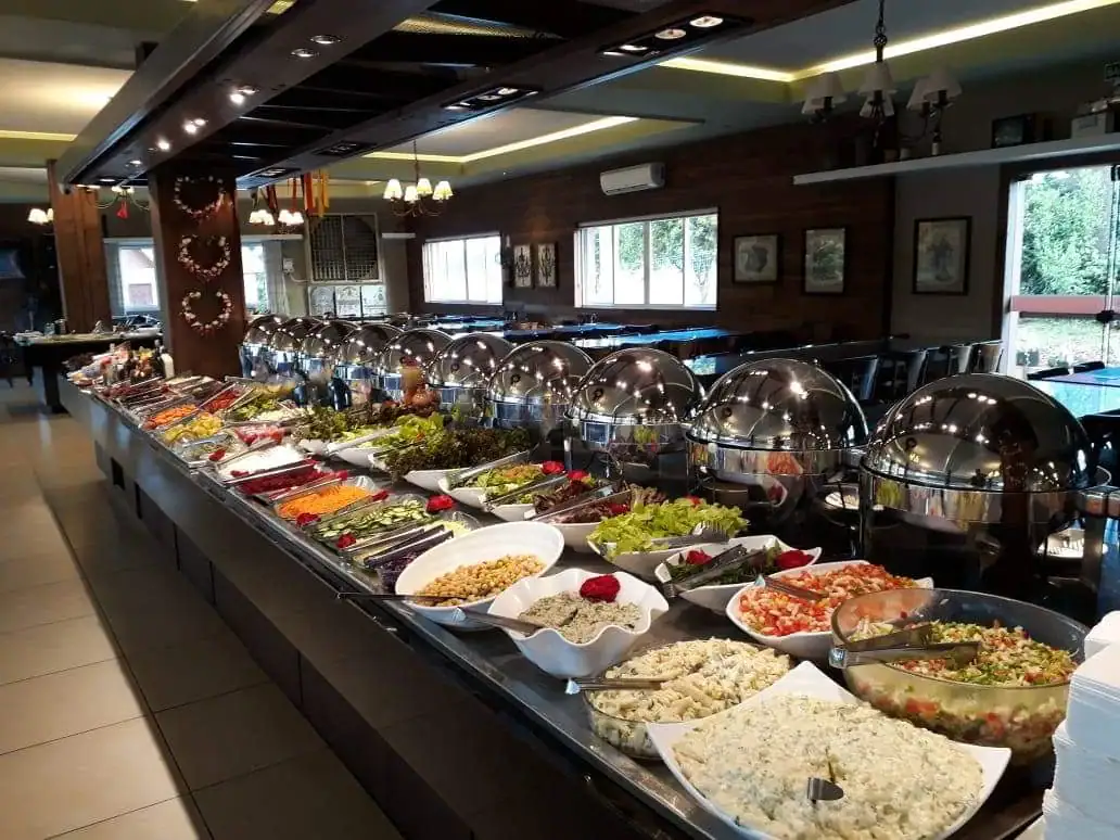Buffet farto do Restaurante Lindenhof, em Nova Petrópolis, com saladas e pratos quentes em rechauds