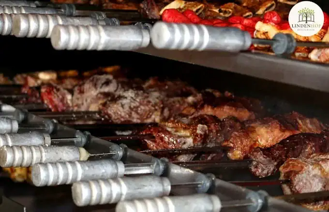 Carnes assando em espetos no churrasco do Restaurante Lindenhof, em Nova Petrópolis