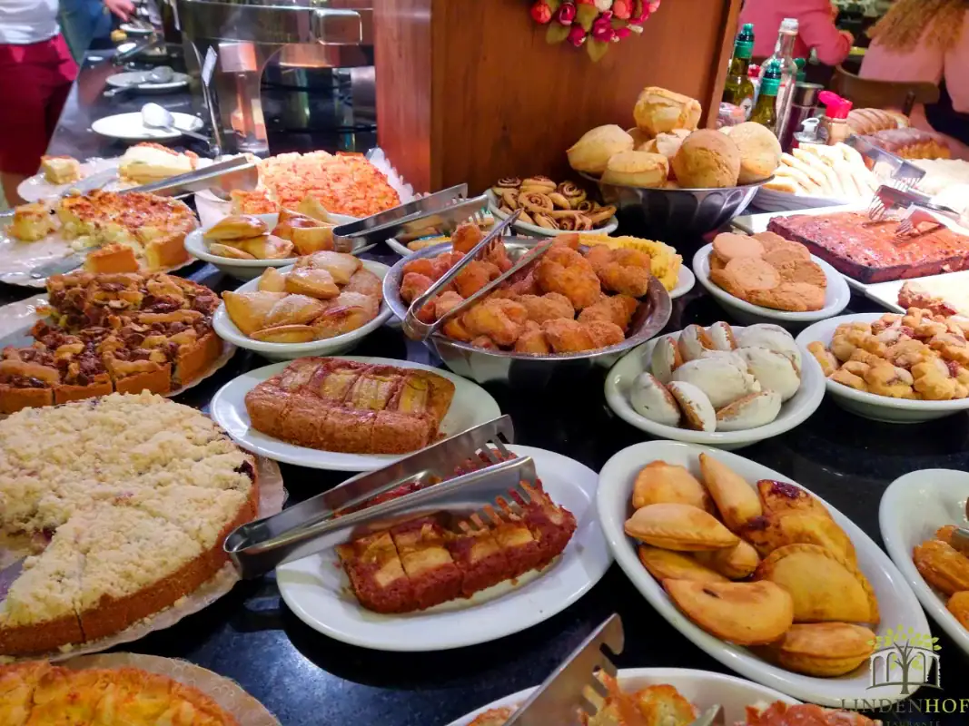 Mesa de bolos, tortas e doces caseiros do Restaurante Lindenhof, em Nova Petrópolis