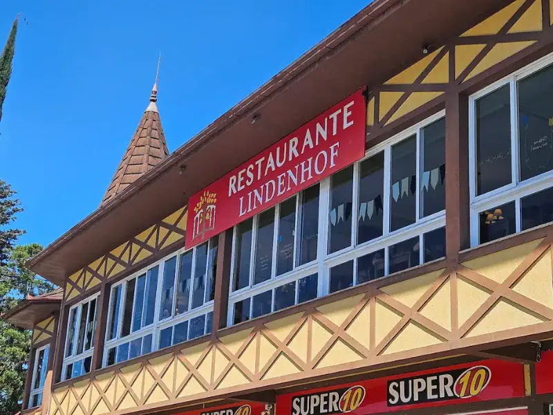 Fachada em estilo enxaimel do Restaurante Lindenhof com letreiro vermelho, em Nova Petrópolis