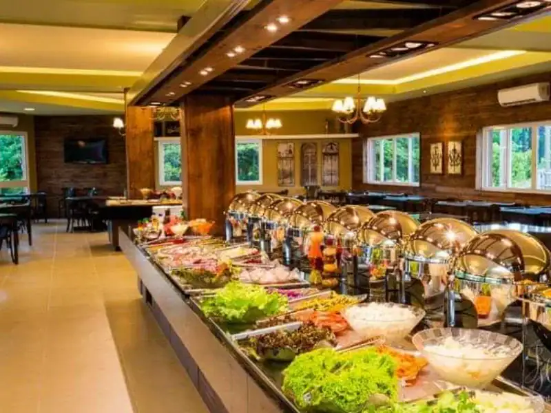 Salão do Restaurante Lindenhof com buffet self-service de saladas e pratos quentes, em Nova Petrópolis
