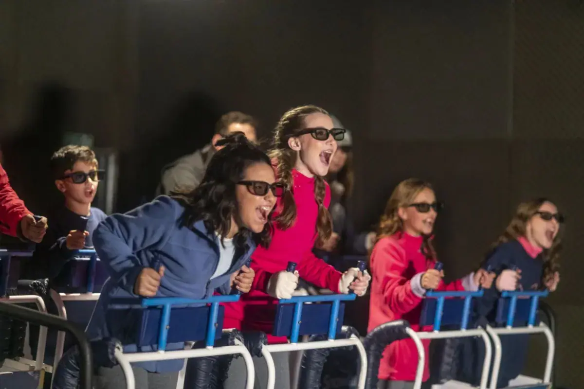 Visitantes na área de neve coberta do parque Snowland, em Gramado