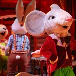 Ratinho Tchê Pierre e outros personagens fantasiados no salão do restaurante Tchê Pierre, em Gramado