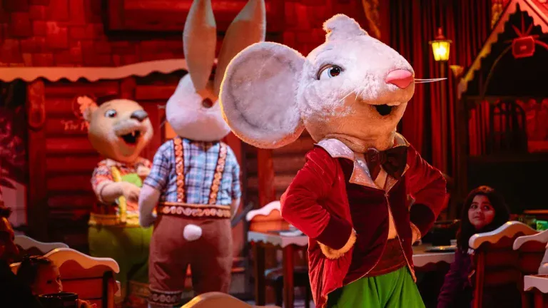 Ratinho Tchê Pierre e outros personagens fantasiados no salão do restaurante Tchê Pierre, em Gramado