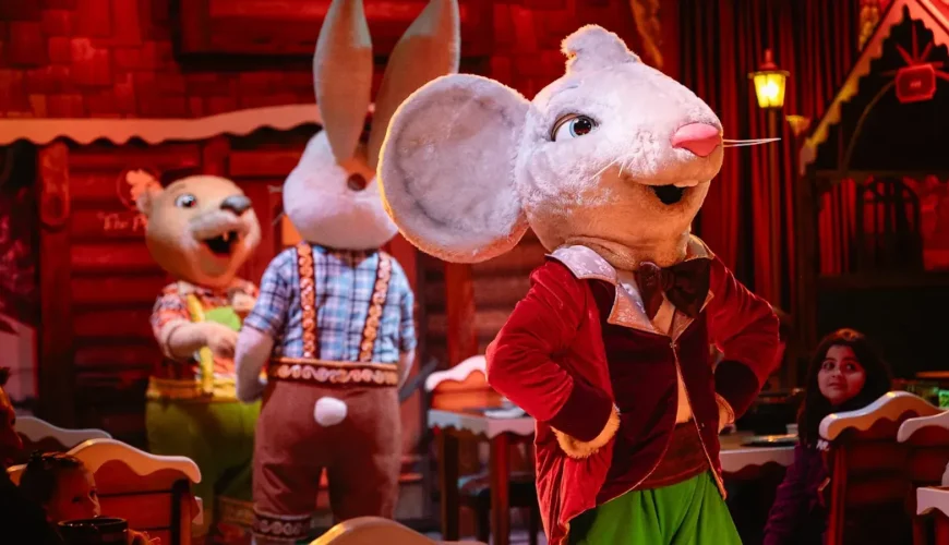 Ratinho Tchê Pierre e outros personagens fantasiados no salão do restaurante Tchê Pierre, em Gramado